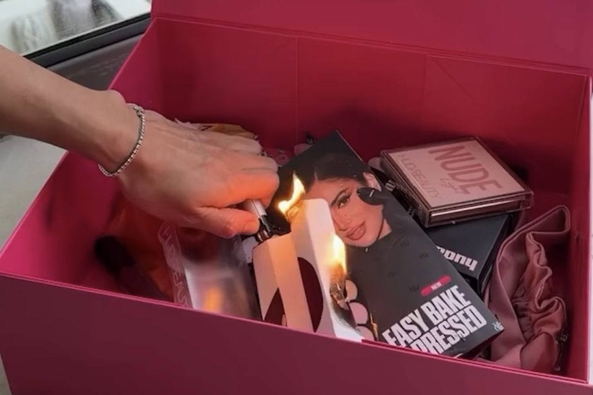 Influenciadoras destroem maquiagens em protesto político contra marca