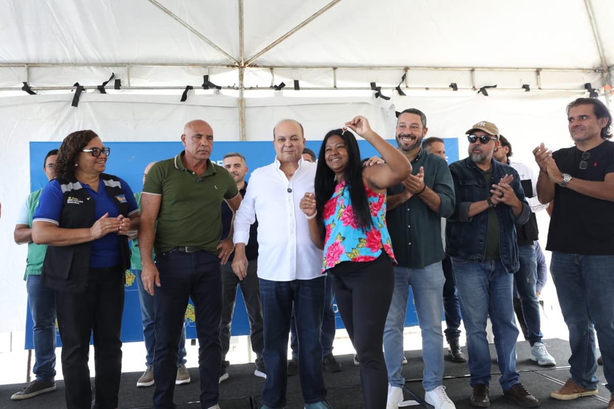 Ibaneis entrega chaves de novo condomínio no Riacho Fundo II