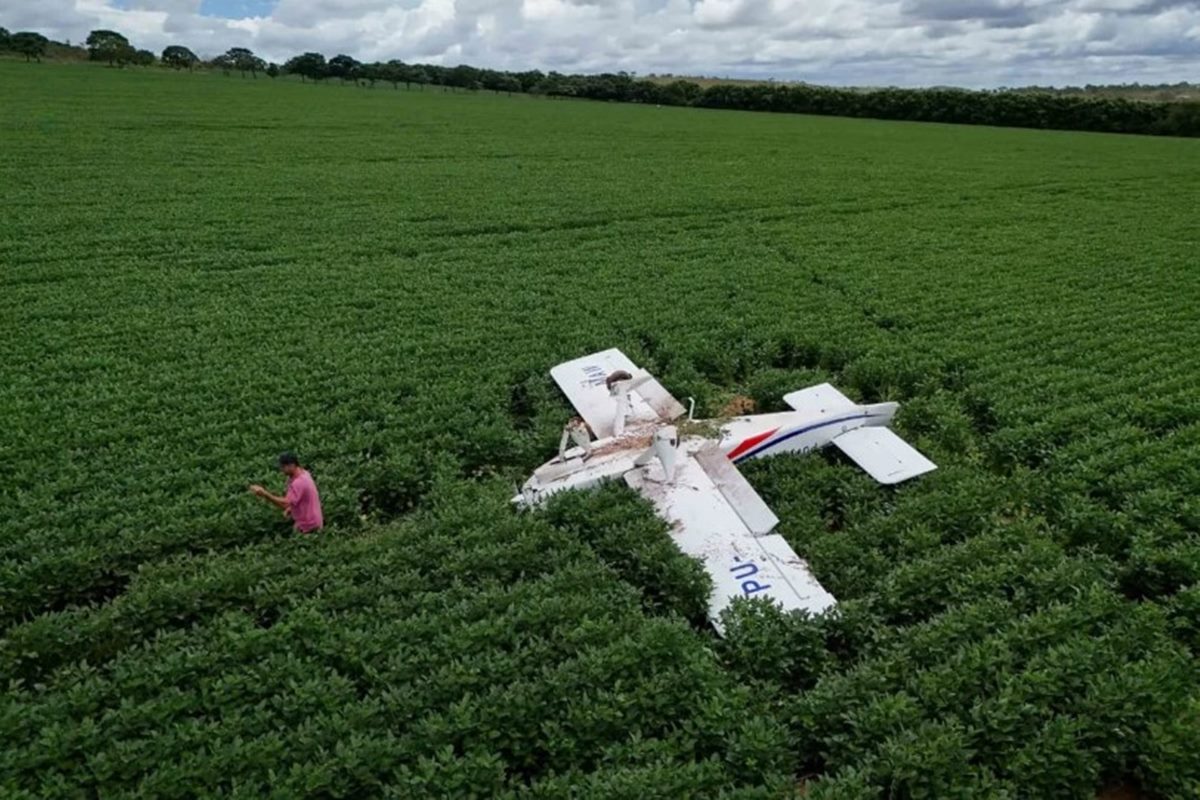 Veja rastro deixado por avião logo após pouso forçado em fazenda no DF. Vídeo