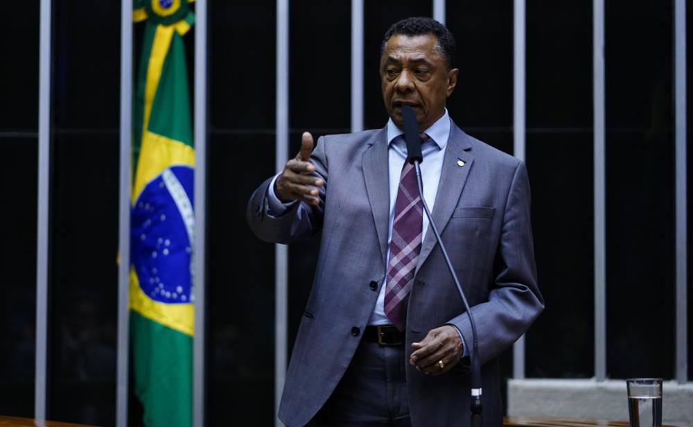 Pai de ministro do Turismo, deputado federal demite laranja do filho