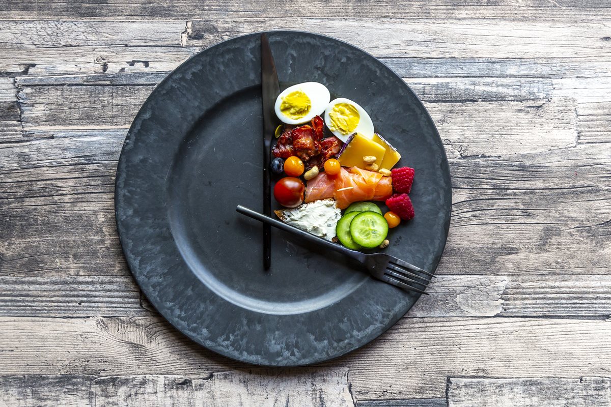 Tem contraindicação! Médico revela quem pode fazer jejum intermitente