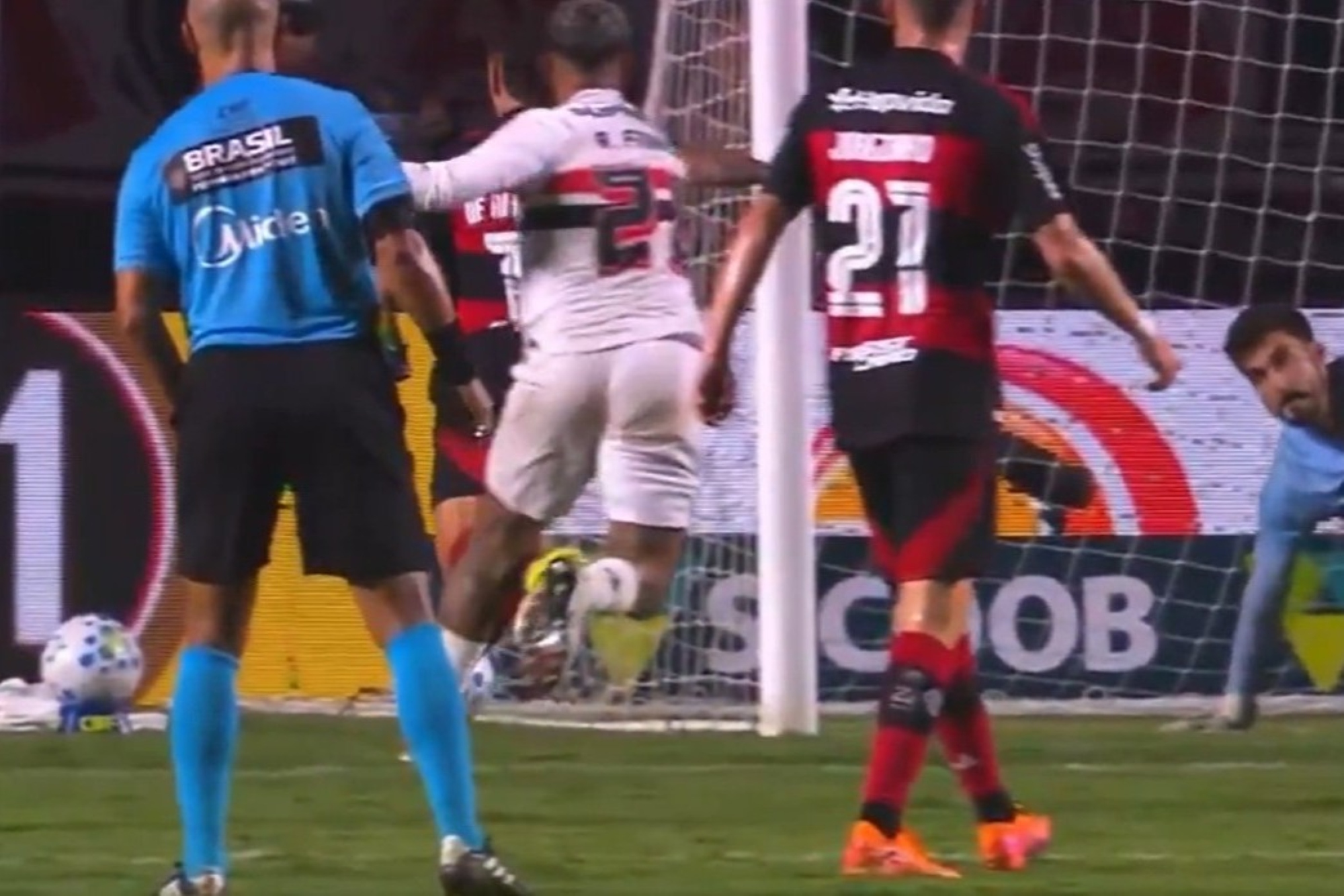 Arrascaeta rebate influenciador e pede análise de possível pênalti