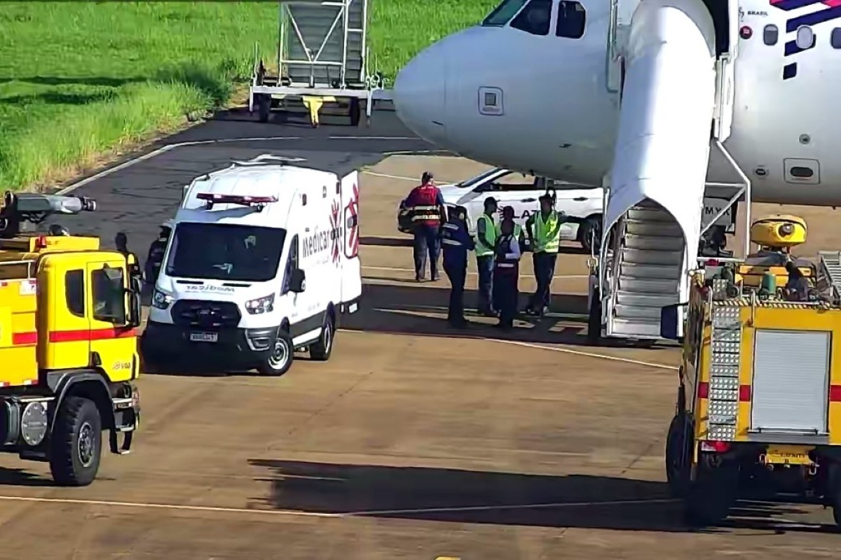 Passageiros de voo da Latam passaram mal após explosão de carregador