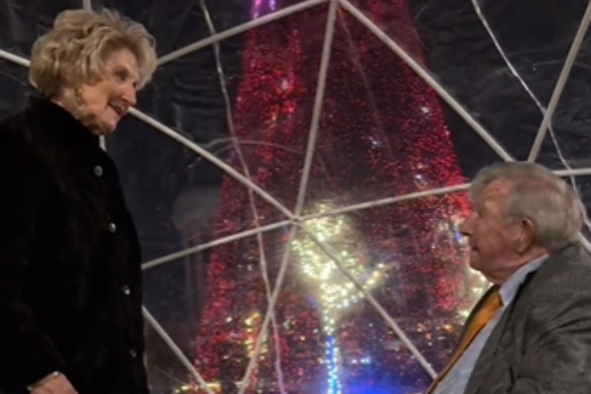 Vizinhos há 40 anos, idosos reencontram o amor e ficam noivos