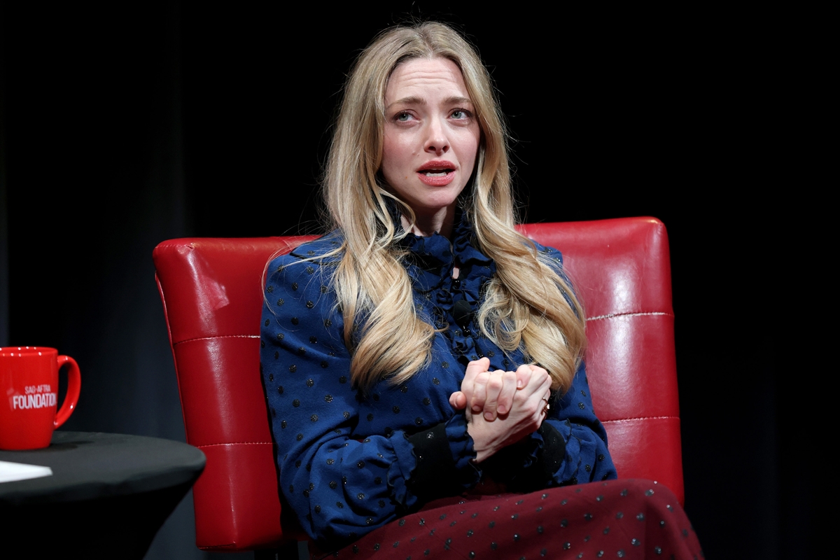 Amanda Seyfried relembra diagnóstico de TOC e diz que segue medicada
