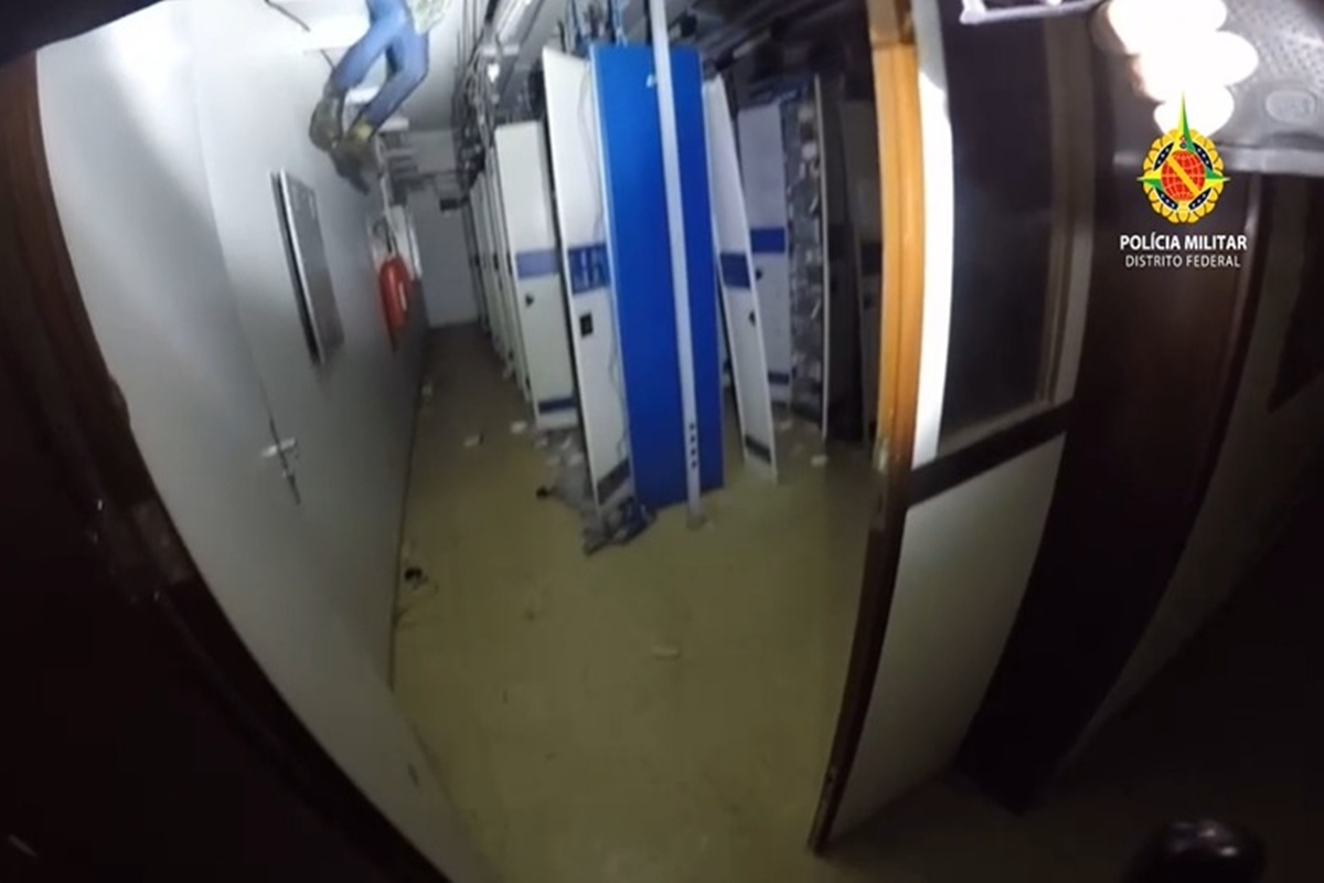 De pernas para o ar: ladrão tenta se esconder em teto, mas é preso. Veja vídeo