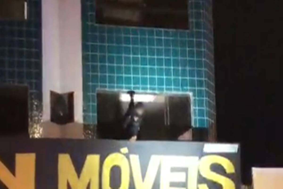 Suspeito de estupro tenta fugir pelo telhado, mas é preso pela PM