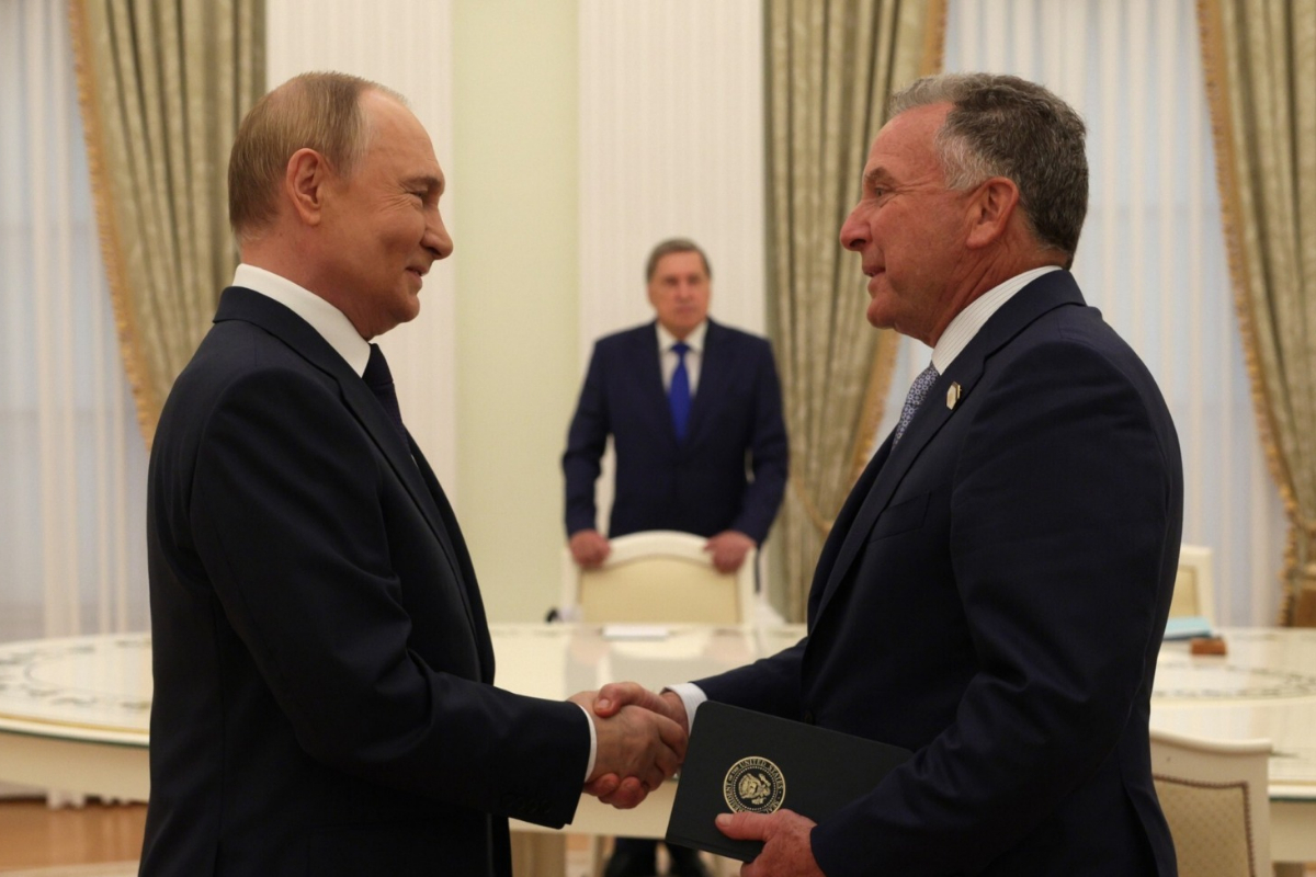 A pedido da Rússia, enviado de Trump se reúne com Putin em Moscou