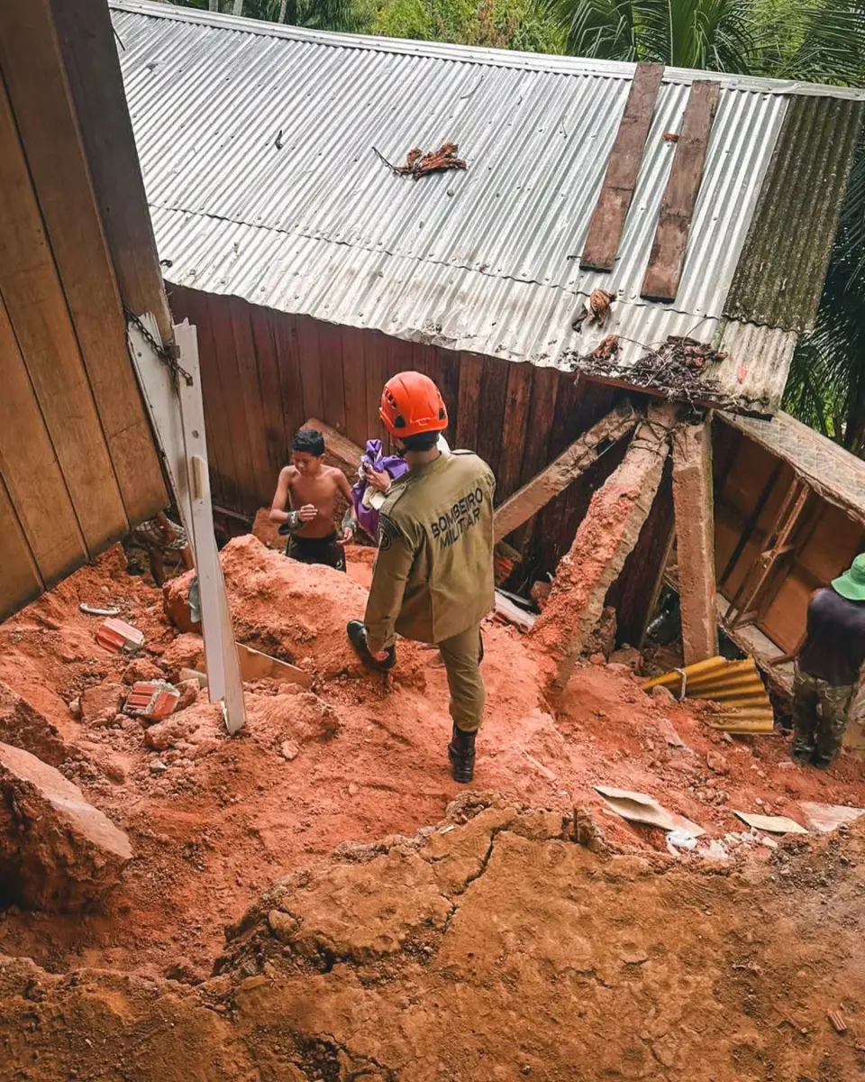 Bombeiros e Defesa Civil interditam residência após deslizamento de terra em Cruzeiro do Sul