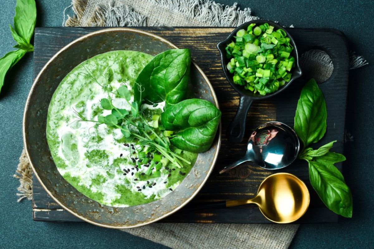 Creme de espinafre é acompanhamento cremoso e clássico para o almoço