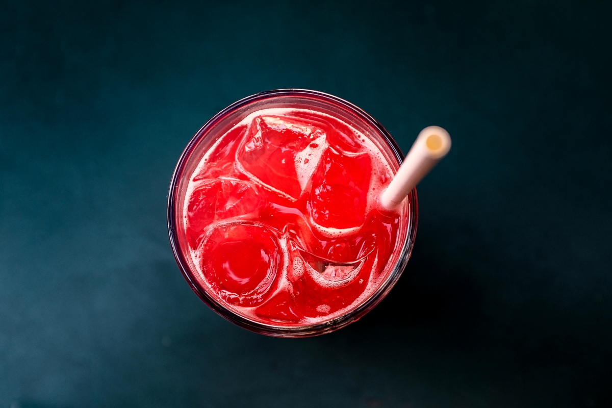 Receita de suco detox com morango que refresca e ajuda a desinchar