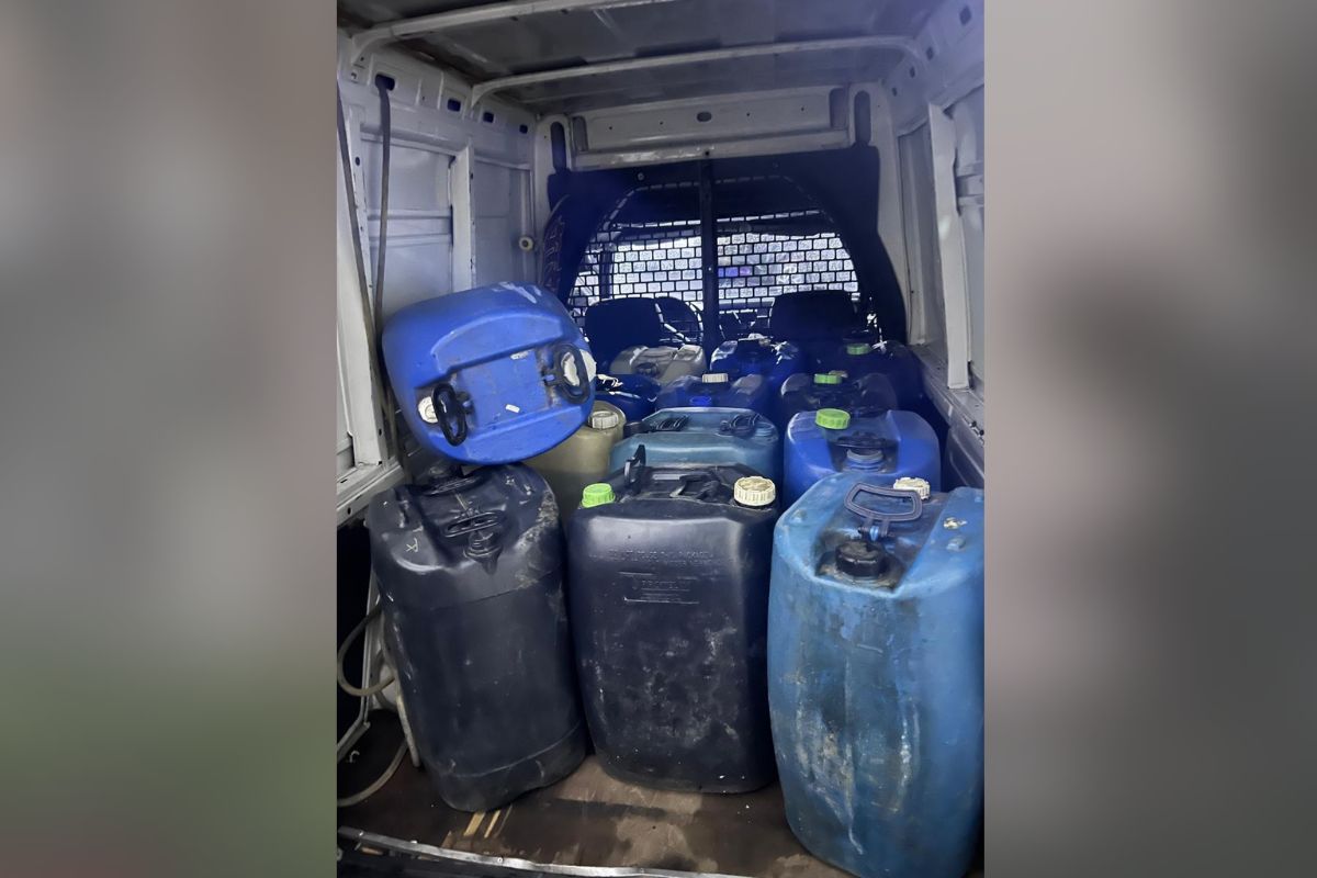 Polícia apreende tonéis de combustível adulterado em posto no litoral