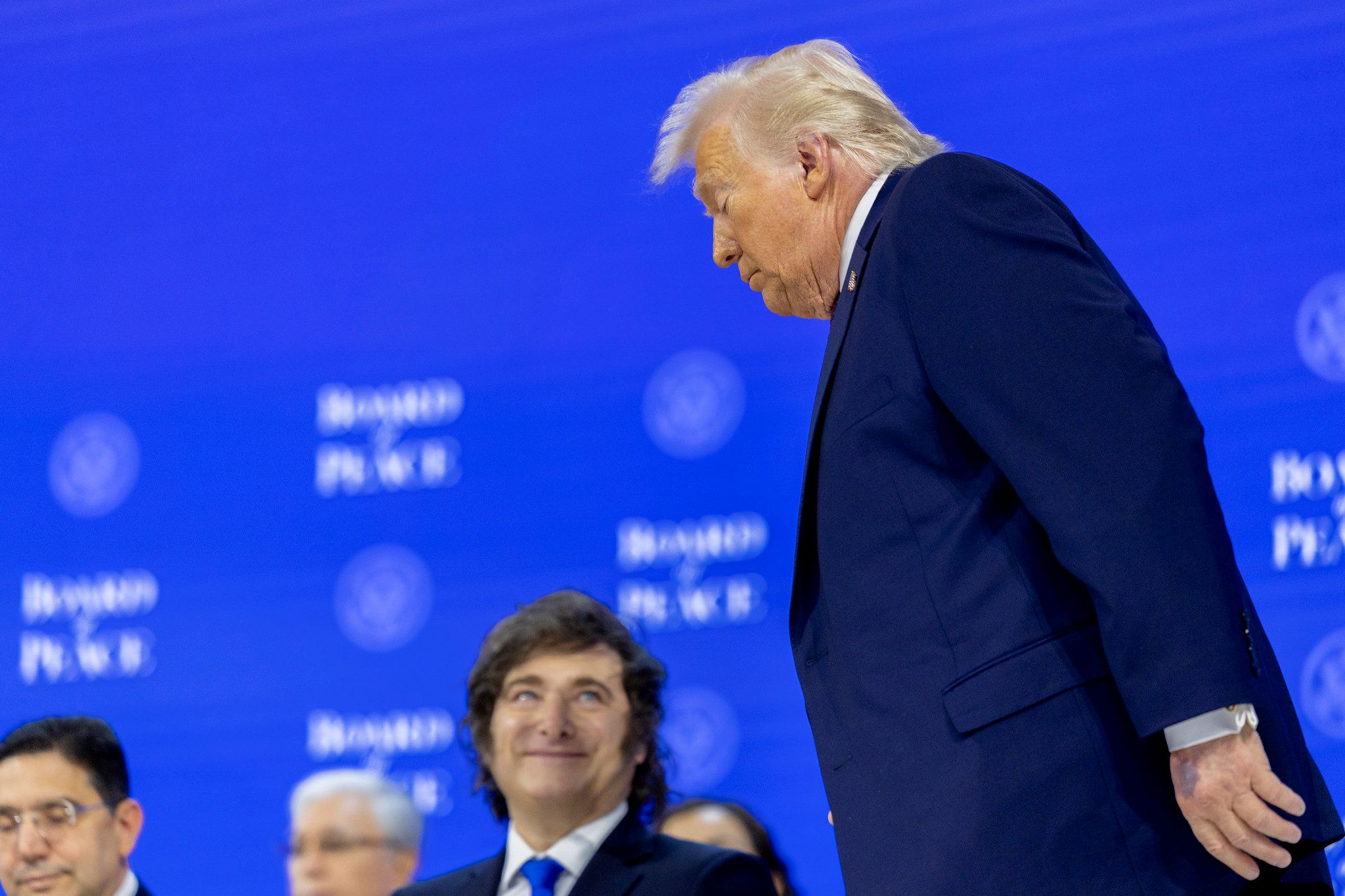 Trump diz que hematoma na mão é consequência de batida em mesa