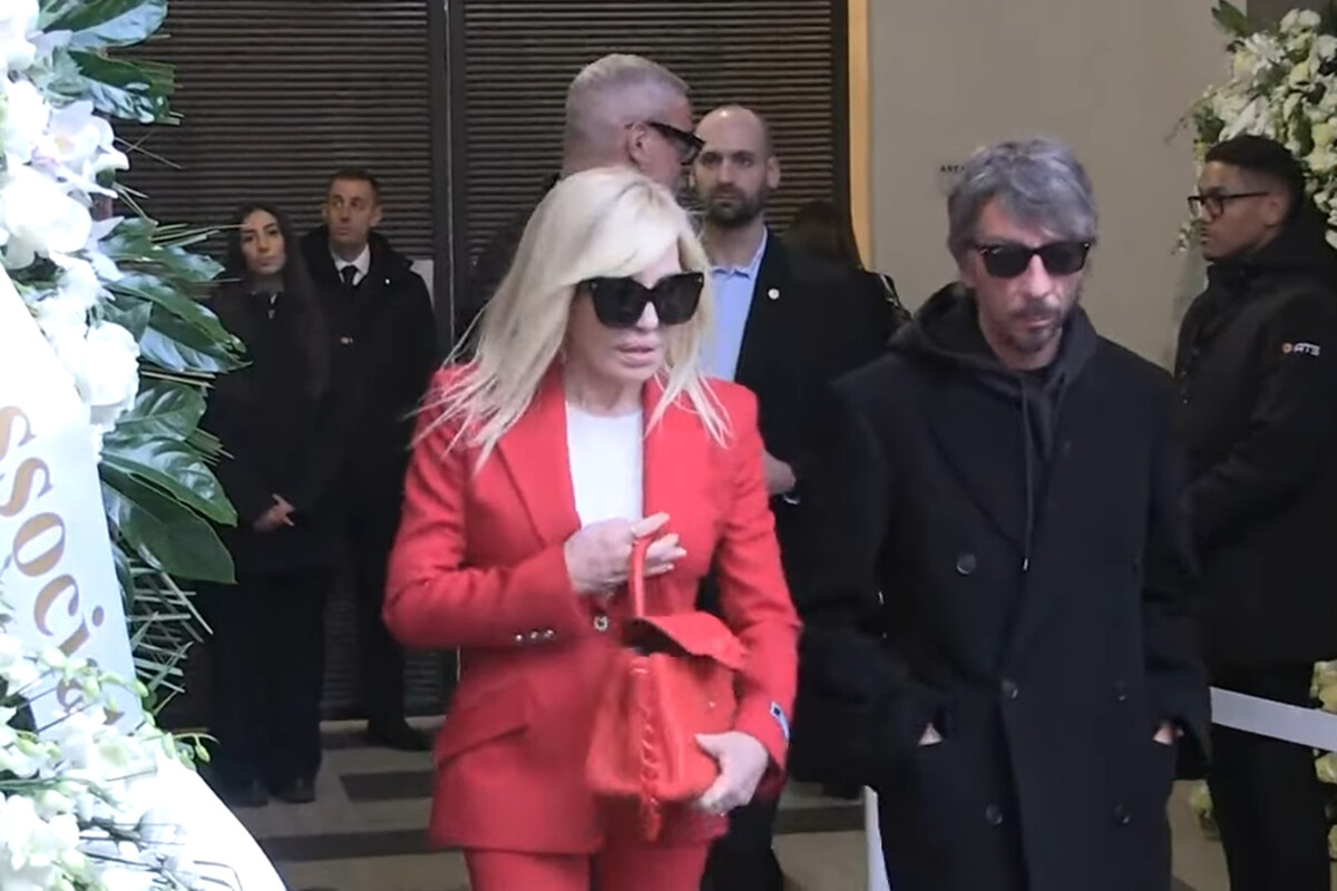 Donatella Versace usa vermelho em velório de Valentino; saiba o motivo