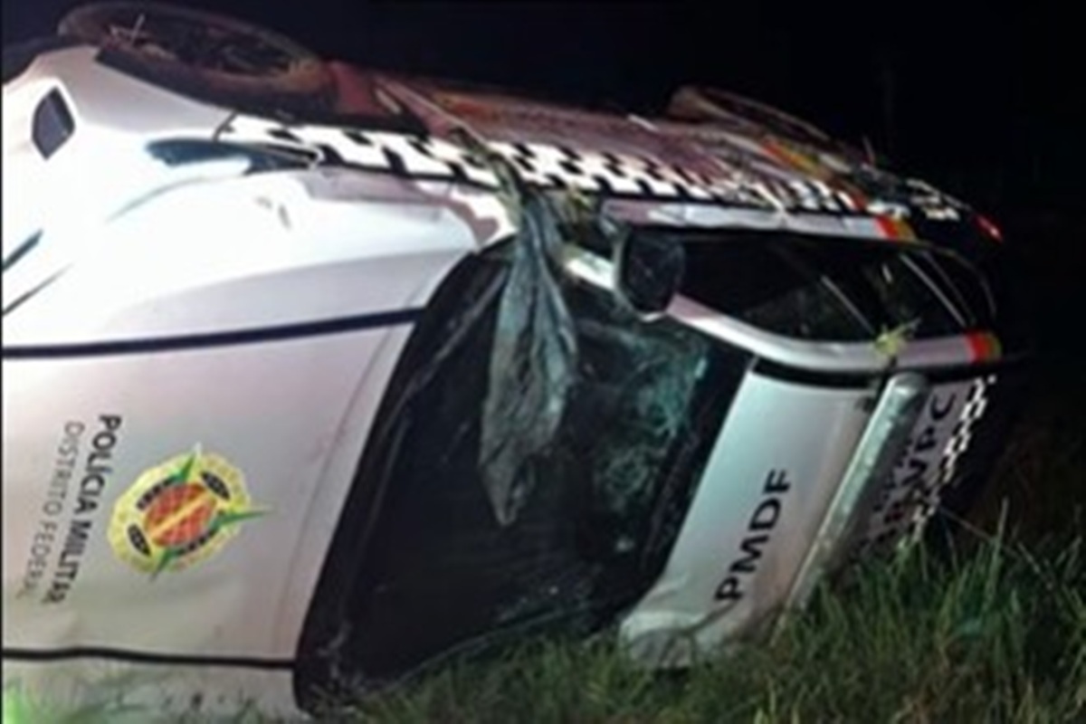 Perseguição e acidente: PMs ficam feridos após viatura capotar no DF