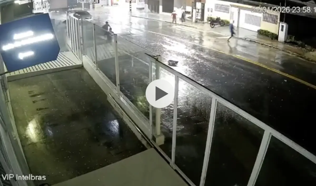 Vídeo mostra suspeitos de roubo às Americanas colidindo carro e fugindo no Acre