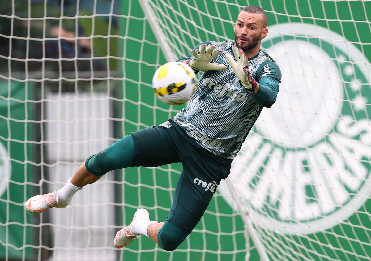 Palmeiras atende pedido e libera Weverton para assinar com novo clube
