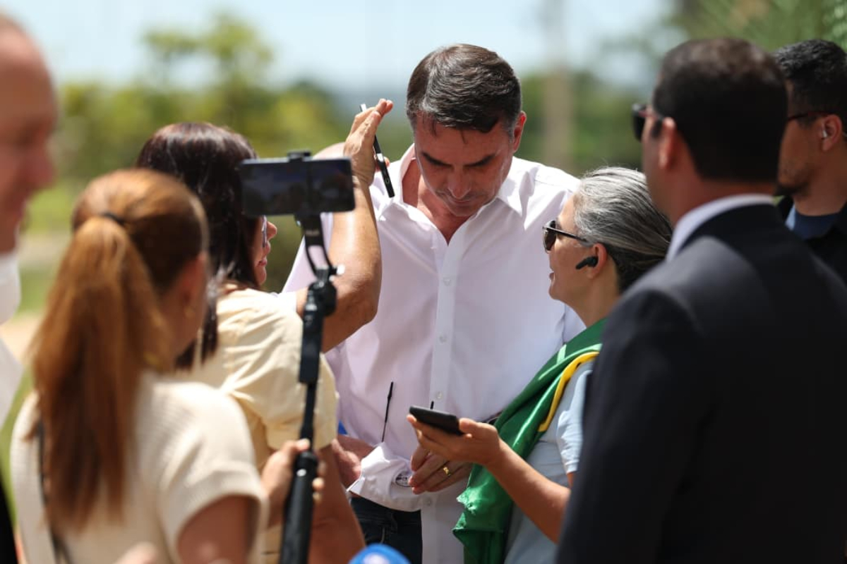 Flávio Bolsonaro: Lágrimas, votos e a ilusão da anistia