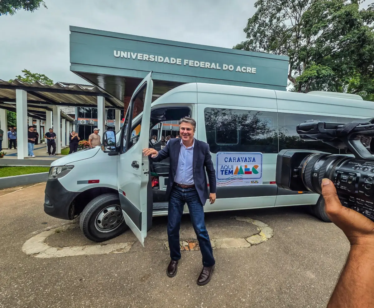 Camilo Santana conduz van oficial na chegada à Universidade Federal do Acre