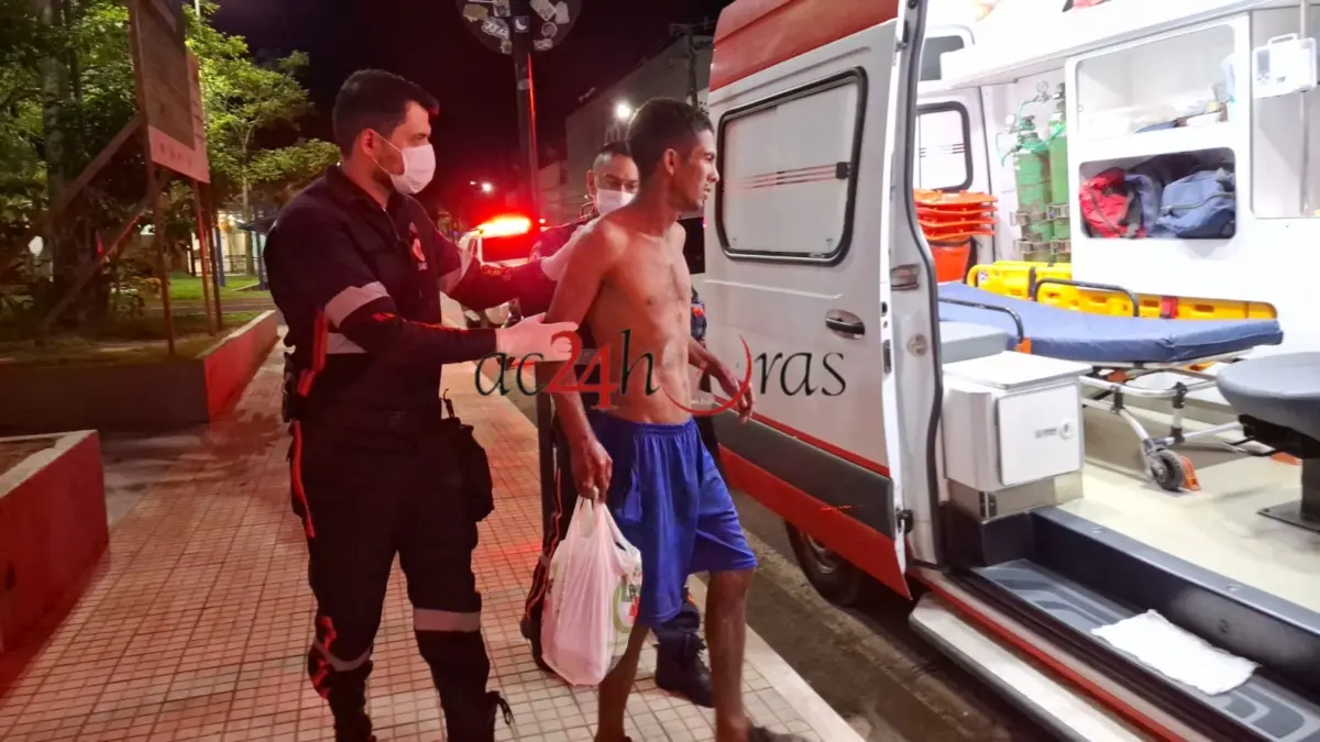 Jovem é ferido com golpe de faca durante confusão no centro