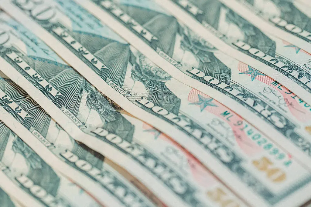 Dólar cai a R$ 5,17, menor valor desde maio de 2024, após derrubada de tarifas; Bolsa bate recorde