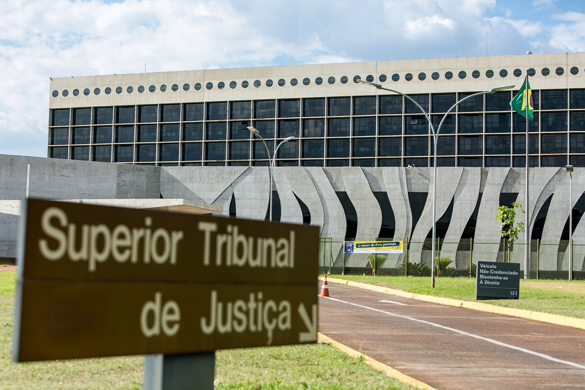 STJ inova ao desconsiderar a lei para absolver acusados de estupro de menores de 14 anos