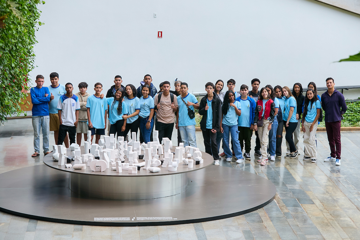 Sergio Camargo: estudantes do Gama visitam mostra no Teatro Nacional