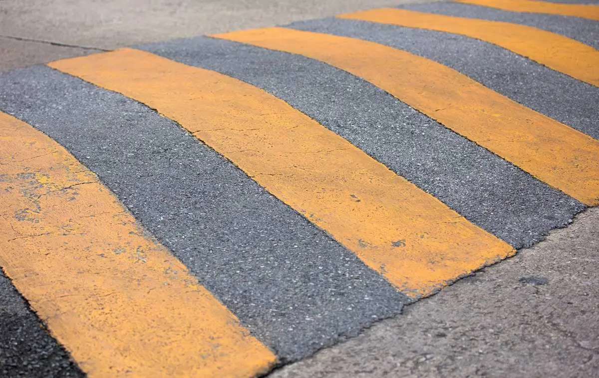 Motociclista deve ser indenizado em R$ 30 mil após acidente por falta de sinalização