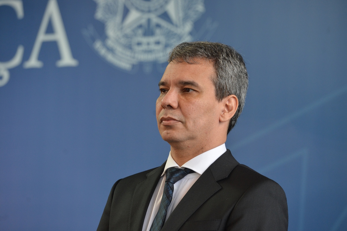 Bancada da bala pede piso nacional para polícias em reunião no MJ