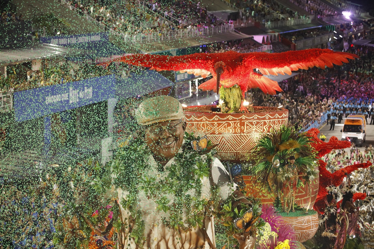 Desfile das Campeãs do RJ: Globo é detonada por adiar transmissão