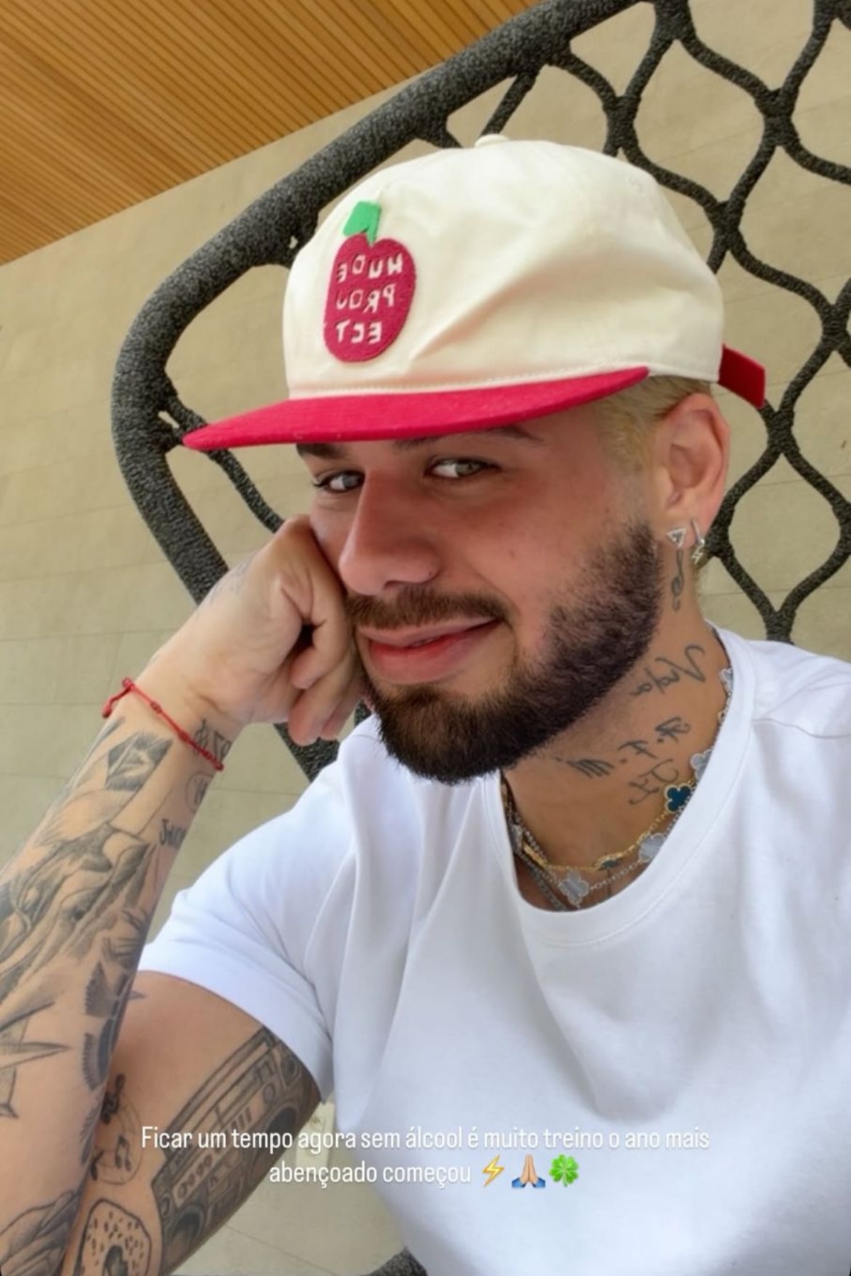 44 cm? Zé Felipe posta foto de cueca e "mala" chama atenção