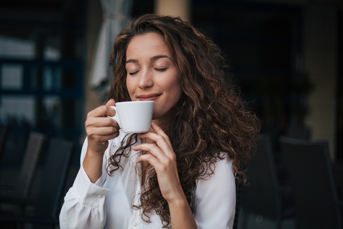 Proffee: cafeína com proteína viraliza, mas faz bem? Nutri revela