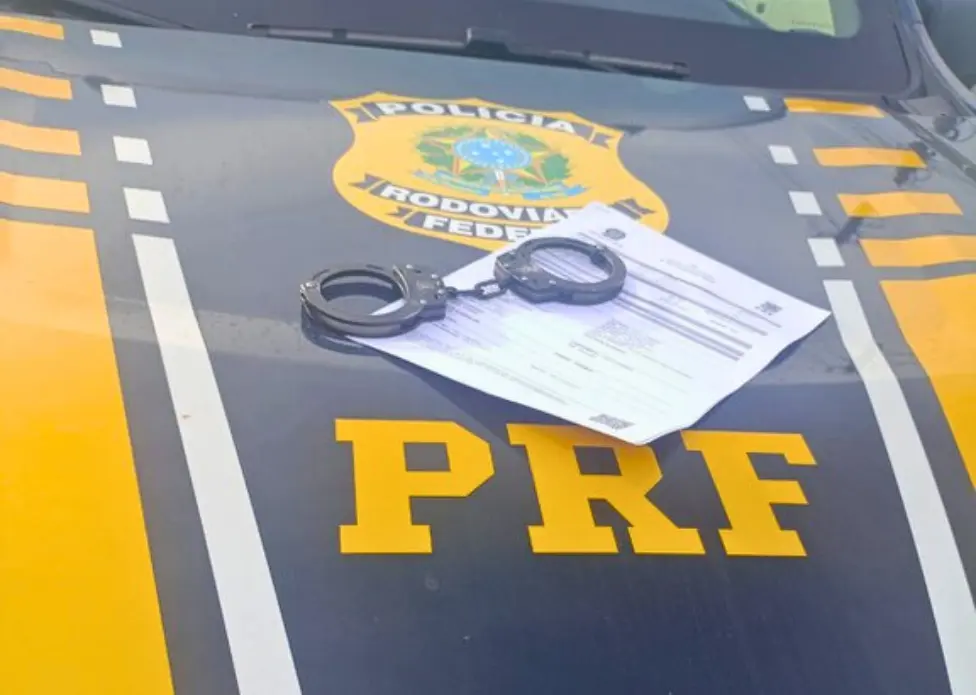 PRF cumpre três mandados de prisão durante fiscalizações no Acre