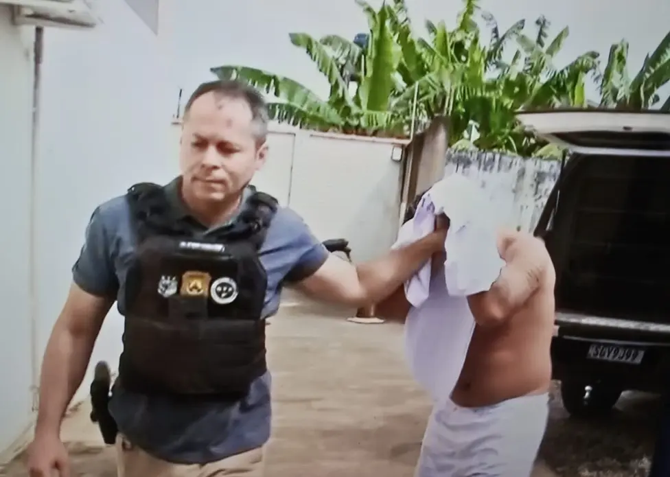 Faccionado flagrado com arma e droga é investigado por atentados