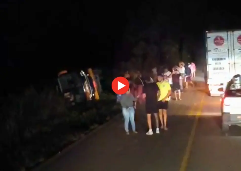 Ônibus da Transacreana tomba na BR-364, entre Rio Branco e Sena Madureira