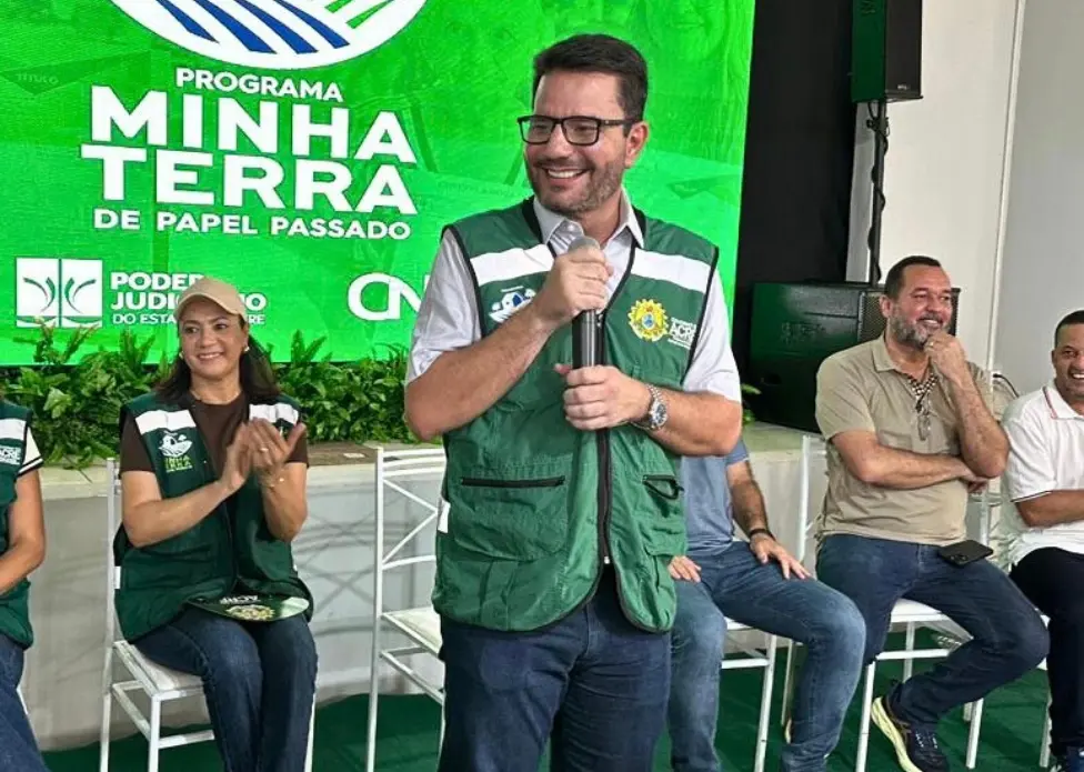 Gladson garante que irá distribuir kits de material escolar no interior do Acre