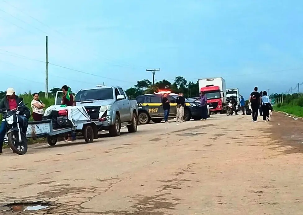 PRF assume comando da segurança em bloqueio da BR-364 em Feijó