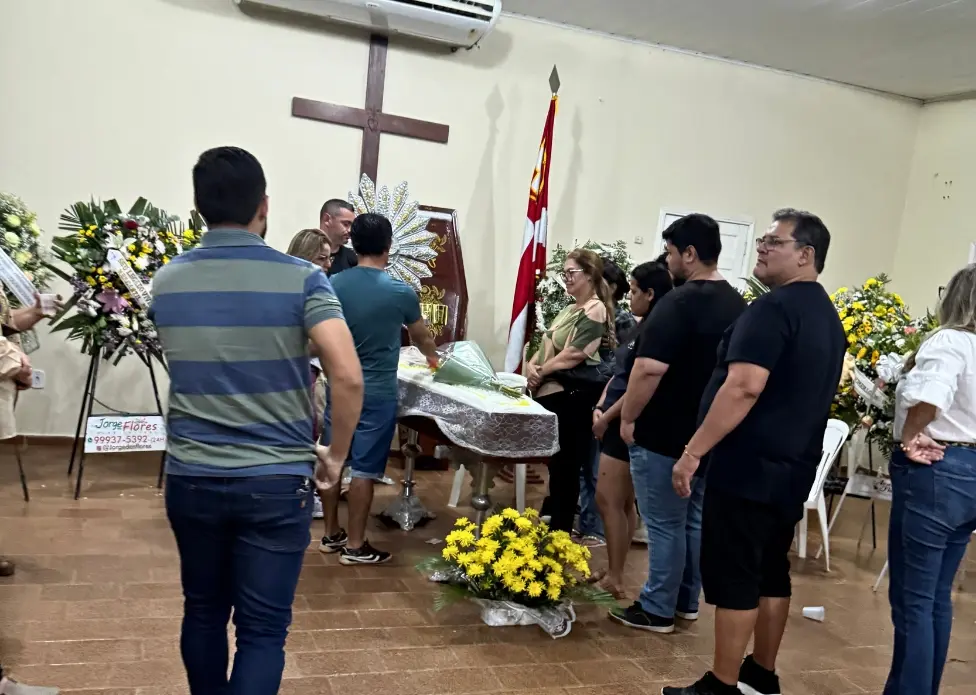 Centenas de pessoas se despedem de Osmar Girardi em velório; sepultamento ocorre no Morada da Paz