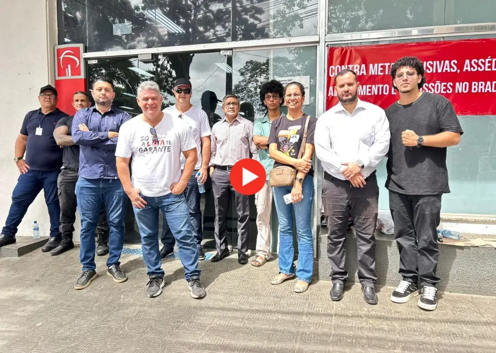 Bancários paralisam agência do Bradesco no centro da capital e denunciam metas abusivas