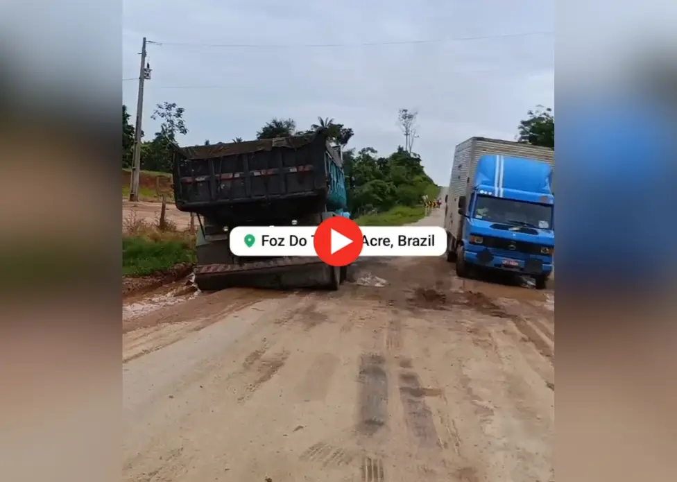 Caminhão atola na BR-364 próximo ao rio Tauari, em Tarauacá