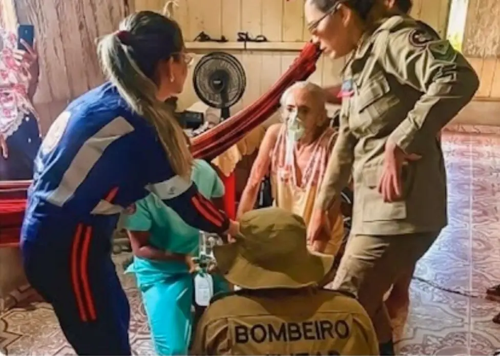 Bombeiros e Samu realizam resgate de idosa em área de difícil acesso em Rodrigues Alves