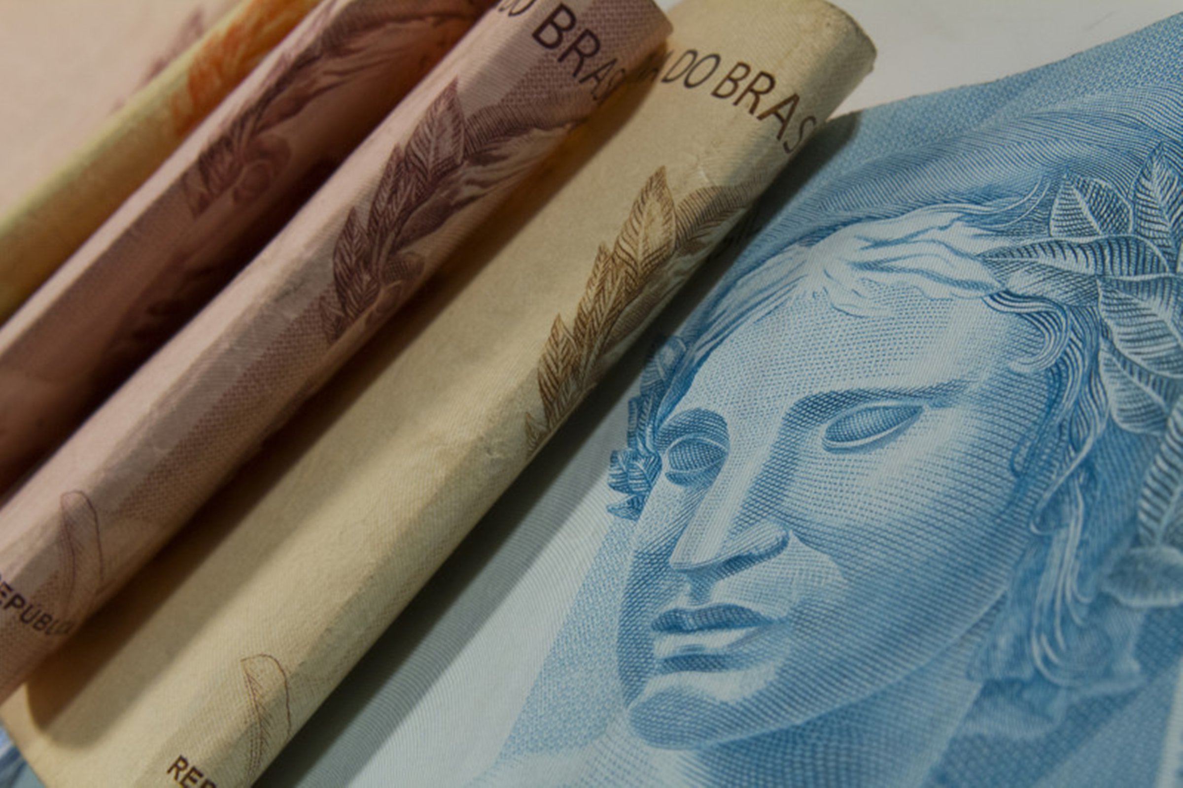 Governo eleva imposto de importação para mais de 1,2 mil produtos