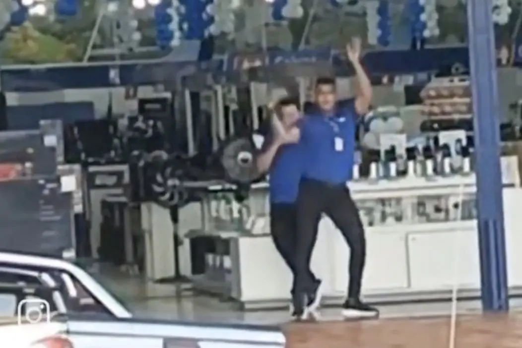 Vendedor chama atenção ao dançar em frente de loja no Acre