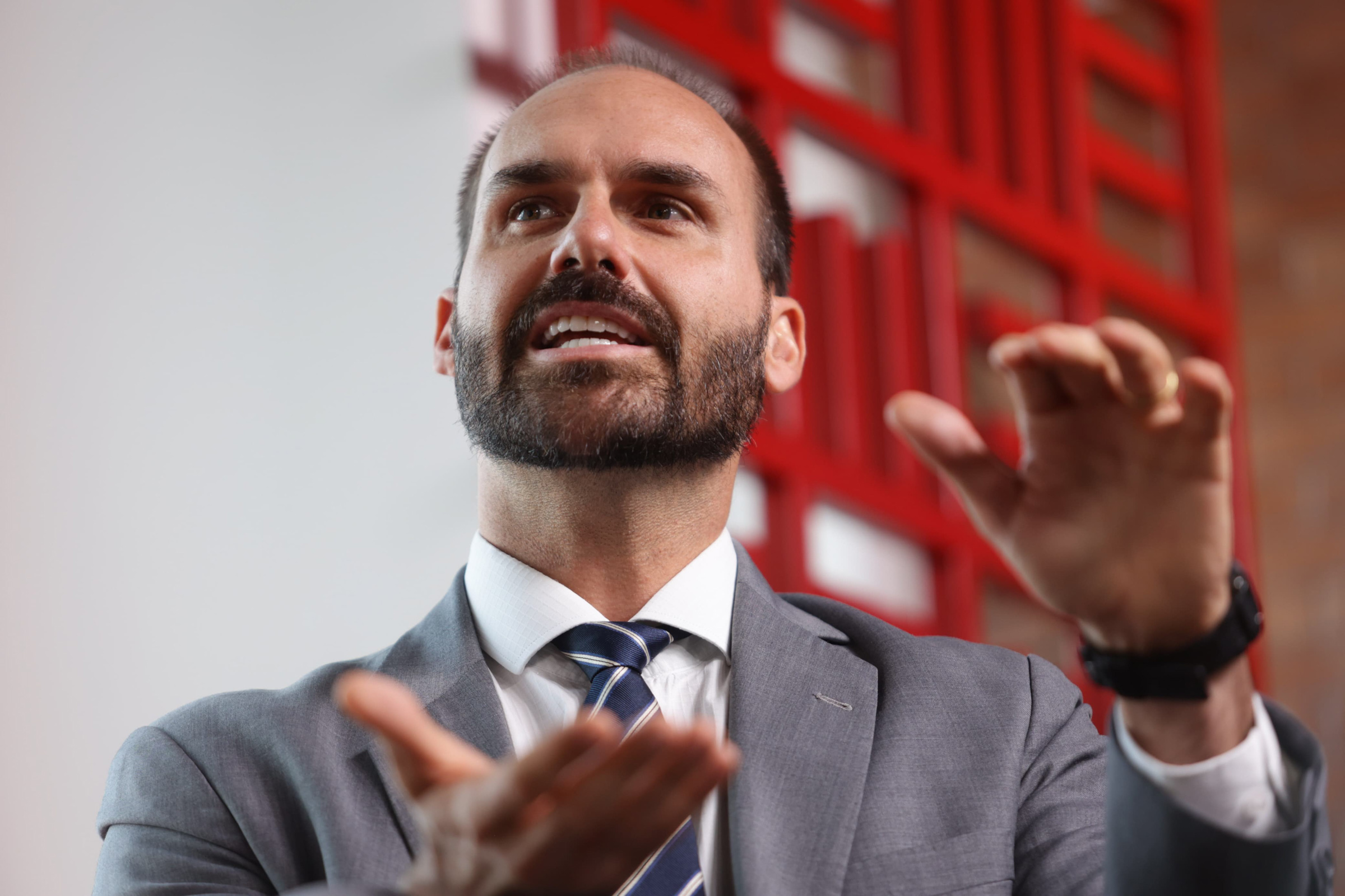PL espera pesquisa para definir futuro político de Eduardo Bolsonaro