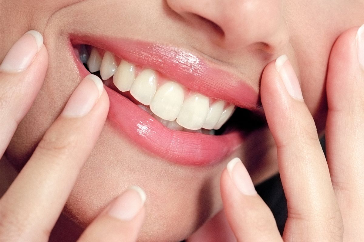 Água oxigenada clareia os dentes? Especialista alerta para riscos
