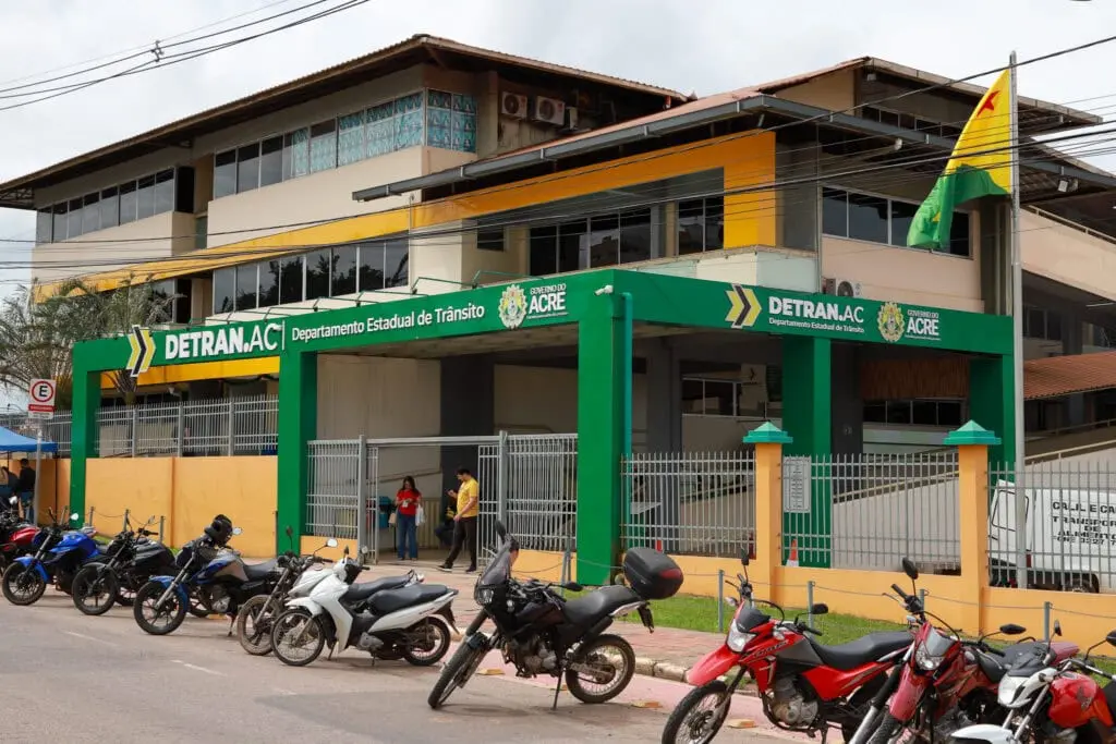 Detran notifica proprietários de veículos bolivianos removidos em Brasileia