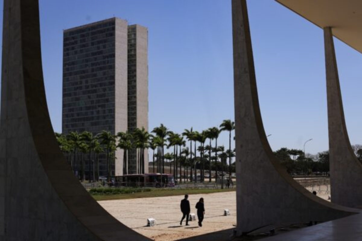 Alvo de decisões de Dino, fim dos supersalários está parado no Senado