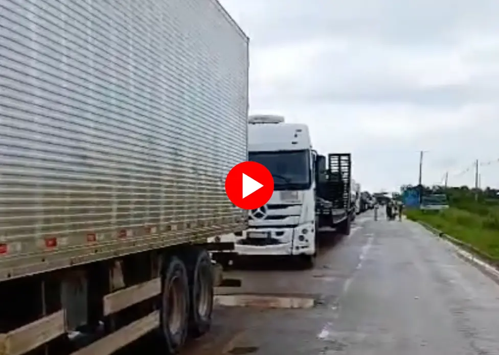 Caminhões com gado e pacientes com prioridade passam na BR-364 interditada