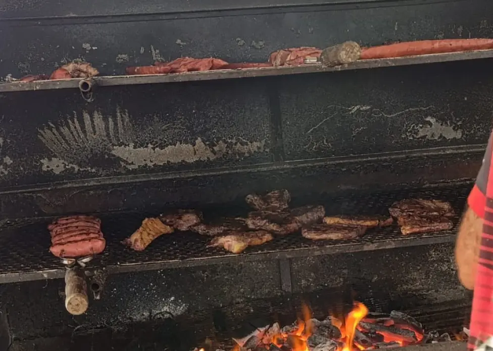 Manifestantes de Feijó servem almoço gratuito durante bloqueio da BR-364