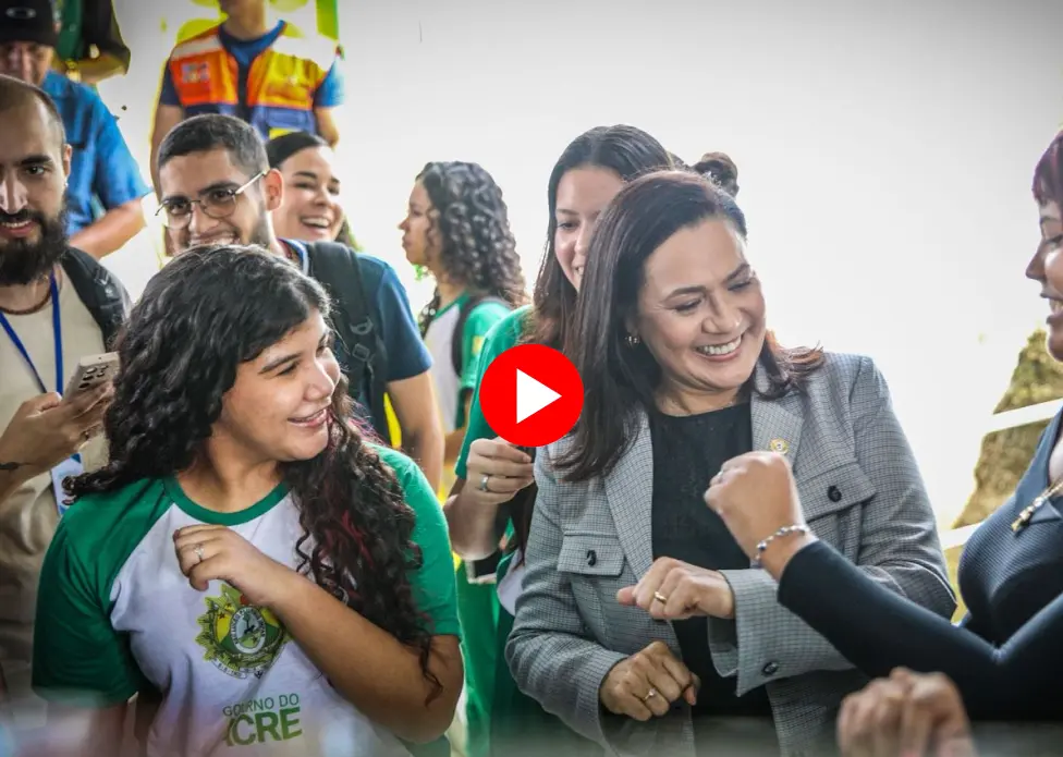Mailza Assis e Socorro Neri dançam com alunos em escola no Tancredo Neves